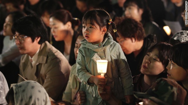 Một bé gái cầm nến trong lễ tưởng niệm nạn nhân chìm phà Sewol