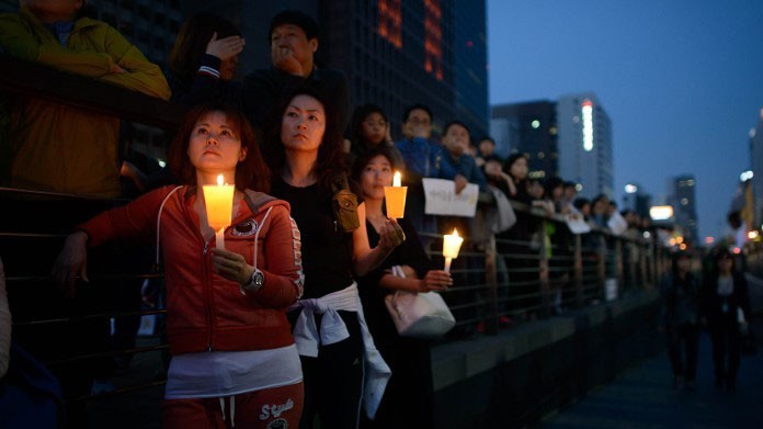 Người dân Hàn Quốc cầm nến tưởng niệm nạn nhân vụ chìm phà Sewol