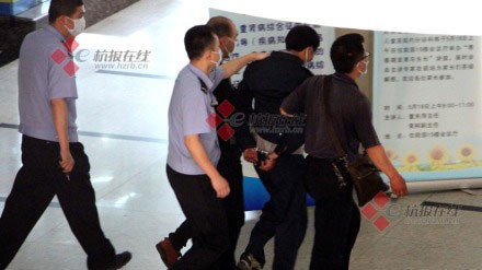 Ông Zhang bị cảnh sát bắt 