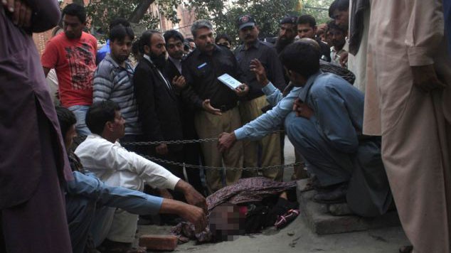 Cảnh sát có mặt tại hiện trường sau khi cô Farzana Parveen bị người thân ném đá đến chết