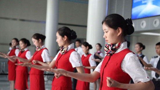 Tiếp viên hàng không xinh đẹp học võ chống khủng bố