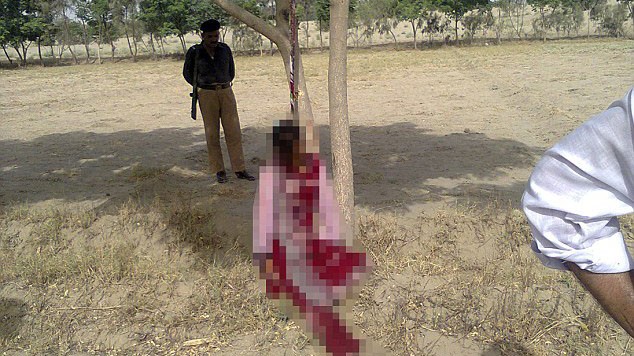 Cảnh sát Pakistan bên cạnh thi thể cô gái 20 tuổi 