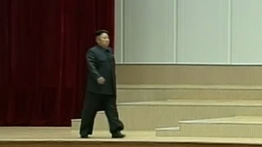Hình ảnh ông Kim Jong Un bước tập tễnh trên sân khấu hôm nay, 8/7.