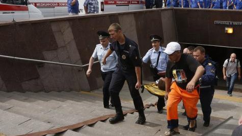 Một hành khách bị thương được đưa ra khỏi tàu điện ngầm ở Moscow, Nga