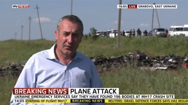 Phóng viên Colin Brazier đưa tin trực tiếp từ hiện trường máy bay MH17 rơi ở Ukraine