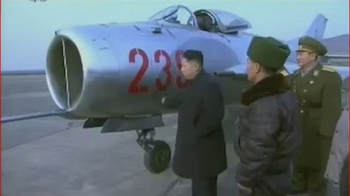 Lãnh đạo Triều Tiên Kim Jong Un (ngoài cùng bên trái) đứng cạnh một chiếc MiG-19