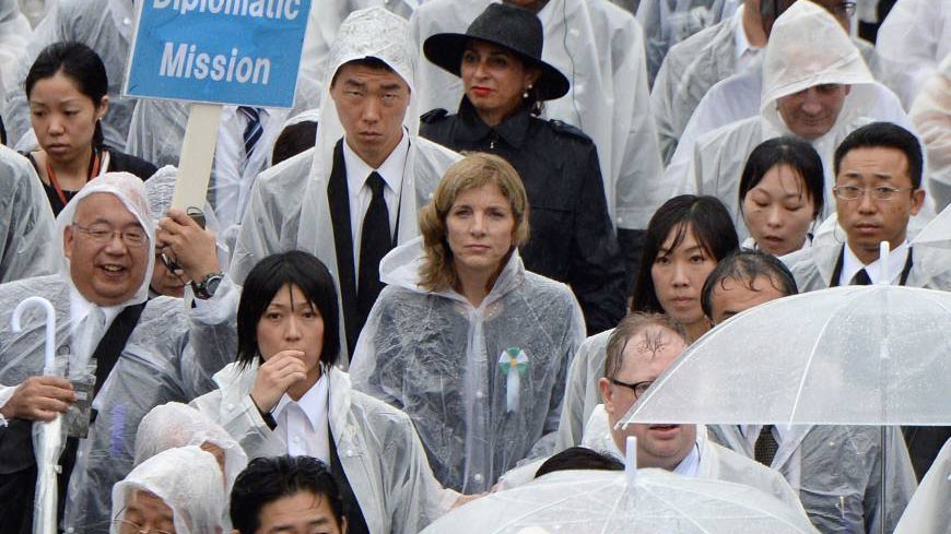Đại sứ Mỹ tại Nhật Bản Caroline Kennedy có mặt trong buổi tưởng niệm sáng 6/8 ở Mái vòm Bom Nguyên tử tại Khu Tưởng niệm Hòa bình Hiroshima