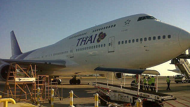 Chiếc máy bay của hãng hàng không Thai Airways phải hạ cánh khẩn cấp xuống Bali vì vỡ kính buồng lái