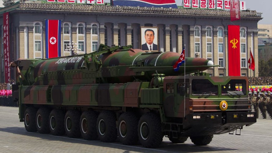 Tên lửa của Triều Tiên trong một cuộc diễu hành ở Bình Nhưỡng
