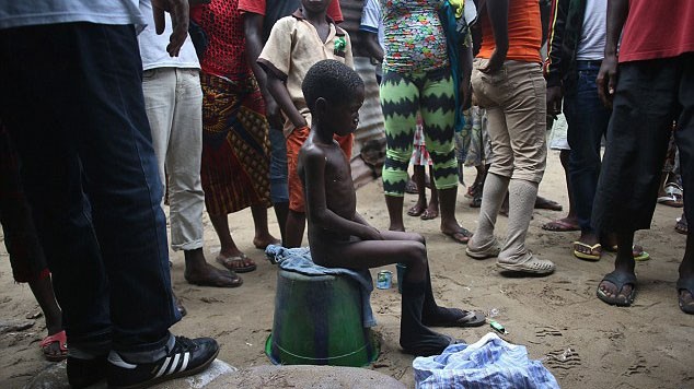 Em bé nghi bị nhiễm Ebola bị bỏ mặc ngoài đường đông người