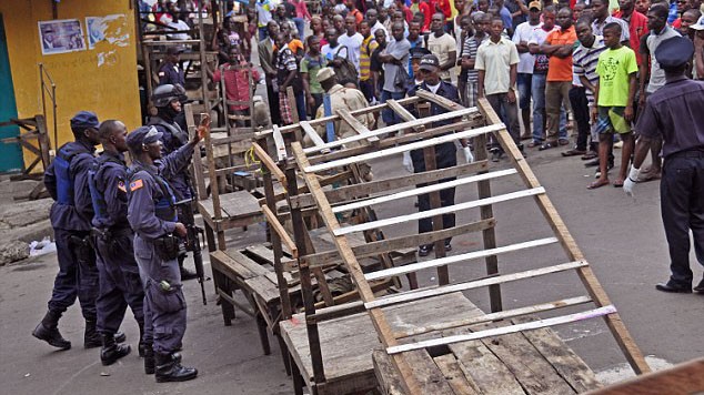 Lực lượng an ninh lập khu cách ly ở ngoại ô thủ đô Monrovia, Liberia nhằm ngăn dịch Ebola