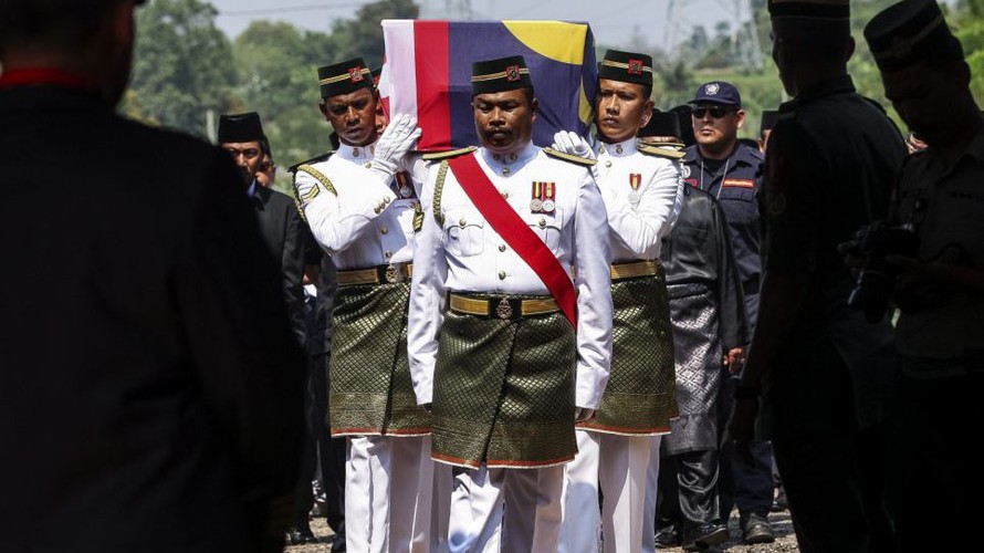 Linh cữu của phi công Wan Amran được những người lính Malaysia đưa về Shah Alam