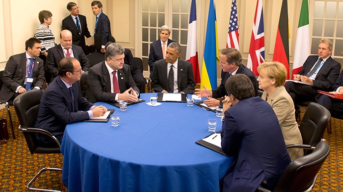 Từ trái sang: Tổng thống Pháp Francois Hollande, Tổng thống Ukraine Petro Poroshenko, Tổng thống Mỹ Barack Obama, Thủ tướng Anh David Cameron, Thủ tướng Đức Angela Merkel và Thủ tướng Ý Matteo Renzi trong một cuộc họp ở Wales hôm 4/9.
