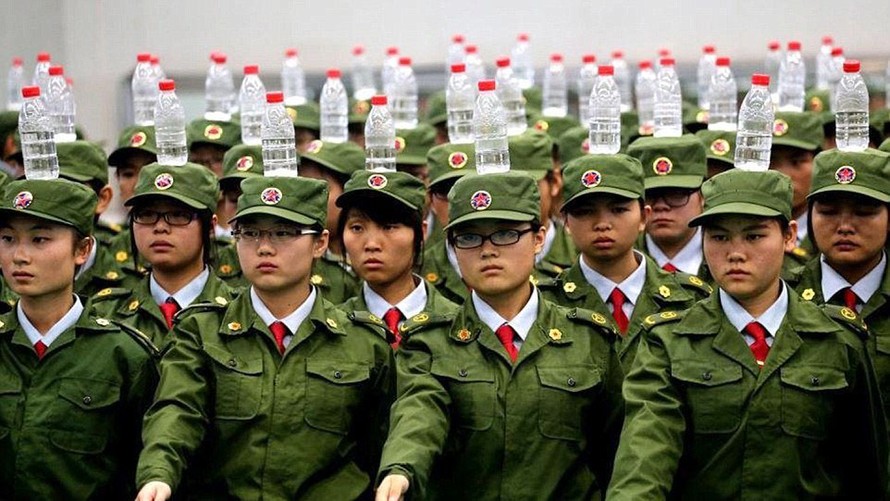 Các sinh viên của trường Học viện Quản lý Công nghiệp Hàng không Trịnh Châu phải đội chai nước khi tập quân sự.