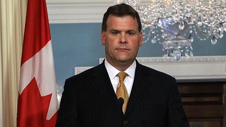 Bộ trưởng Ngoại giao Canada John Baird xác nhận rút 2 ngân hàng Nga khỏi danh sách trừng phạt.