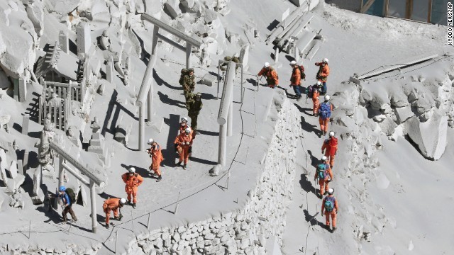 Lực lượng cứu hộ tại núi lửa Ontake