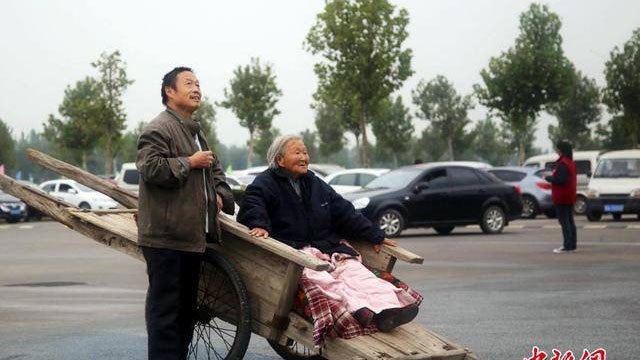 Anh Zhang Jinbao kéo xe bò đưa mẹ già đi chơi