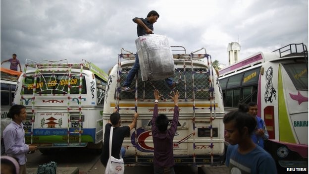 Ngày lễ Dashain, người dân đổ về quê trên những chuyến xe bus quá tải