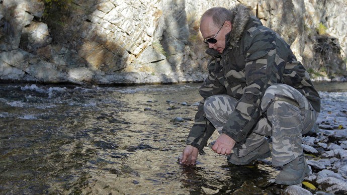 Tổng thống Vladimir Putin trong chuyến thám hiểm Khu bảo tồn Sinh quyển Ubsunur Hollow tháng 10/2010.