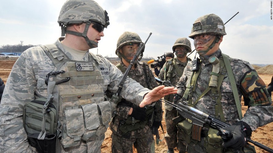Một lính Mỹ nói chuyện với lính Hàn Quốc