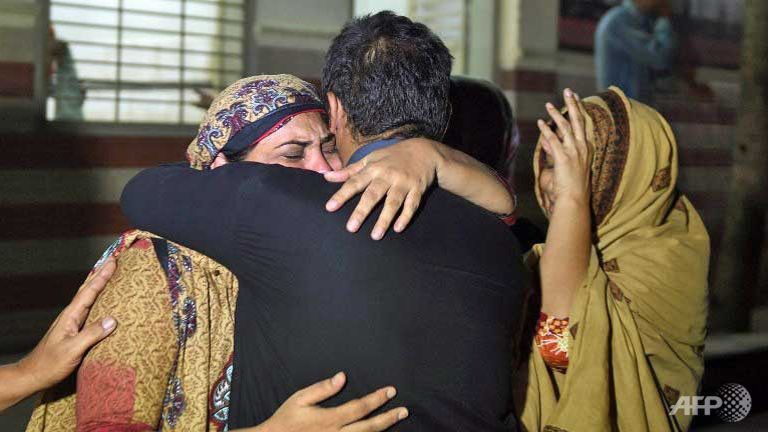 Khóc thương người thân qua đời trong đợt nắng nóng khủng khiếp ở Karachi, Pakistan