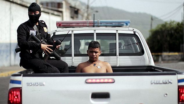 Cảnh sát bắt một tên xã hội đen ở El Salvador