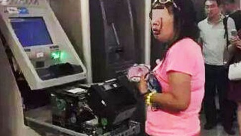 Người phụ nữ tháo tung cây ATM để tìm thẻ của mình