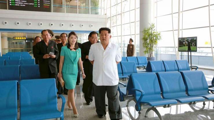 Lãnh đạo Triều Tiên Kim Jong Un và phu nhân đến thăm nhà ga sân bay mới ở Bình Nhưỡng.