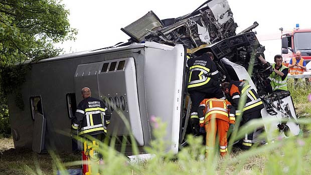 Đội cứu hộ tại hiện trường vụ lật xe bus ở Bỉ