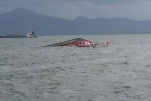 Phà Kim Nirvana chìm ngoài khơi cảng Ormoc. Ảnh: Serbisyo Publiko sa Radyo/Phil Star.