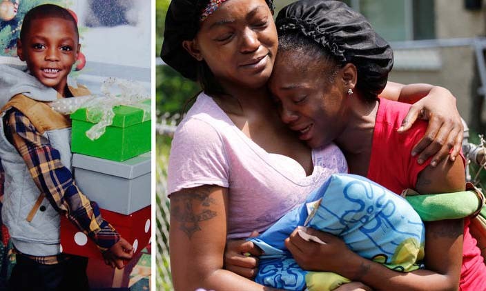 Mẹ của bé Amari Brown (bên phải) ôm gối của con khóc khi hay tin con trai đã qua đời.
