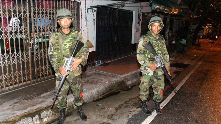 Hai cảnh sát bên ngoài quán karaoke sau vụ đánh bom ở huyện Sadao, tỉnh Songkhla