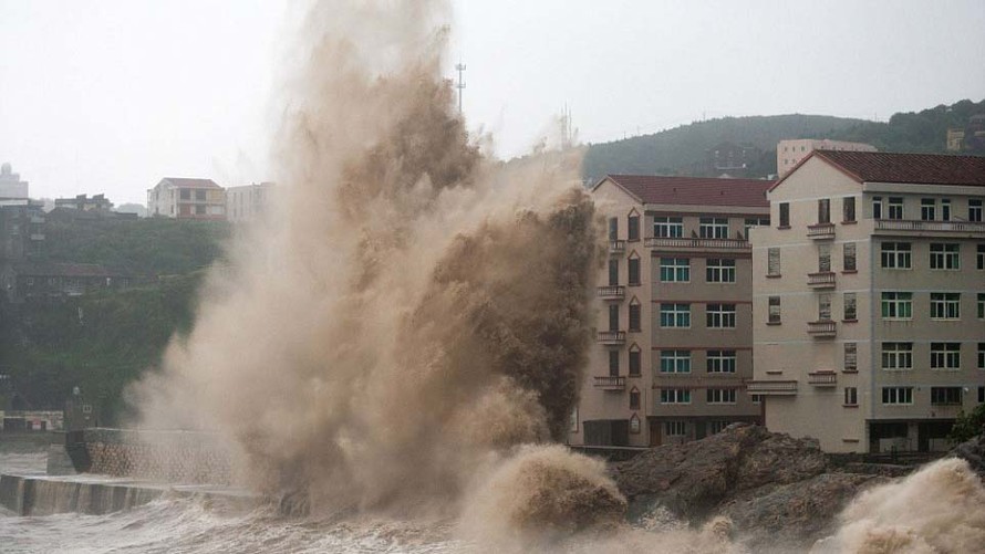 Cơn sóng cao bằng tòa nhà 6 tầng ở Thượng Hải, Trung Quốc