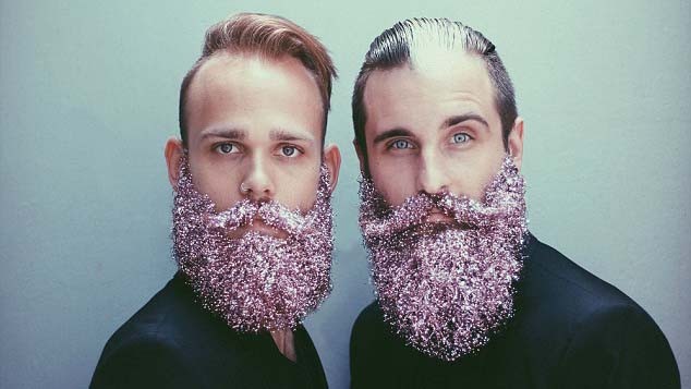 Bộ râu lấp lánh ánh tím của đôi bạn gay Johnathan Dahl (bên trái) và Brian Delaurenti.