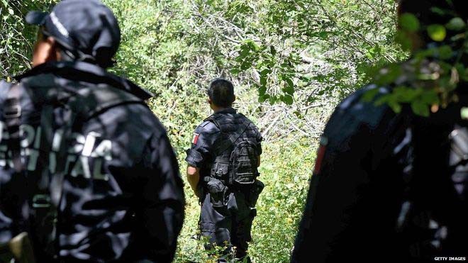 Các hố chôn tập thể được tìm thấy khi cơ quan chức năng điều tra vụ 43 sinh viên mất tích ở Mexico