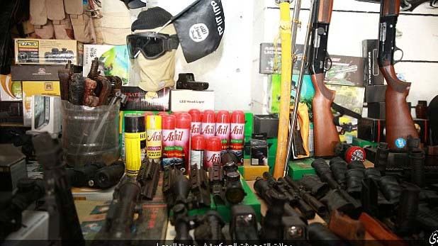 Bên trong cửa hàng vũ khí của IS ở Mosul, Iraq