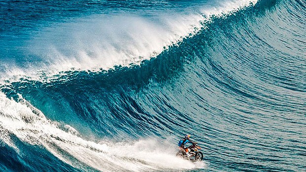 Màn lướt sóng bằng xe máy ngoạn mục của Robbie Maddison