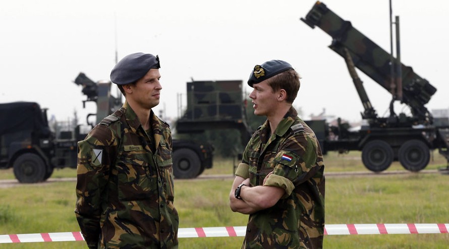 Thiếu đạn, binh sỹ Hà Lan phải 'bắn súng miệng" khi diễn tập