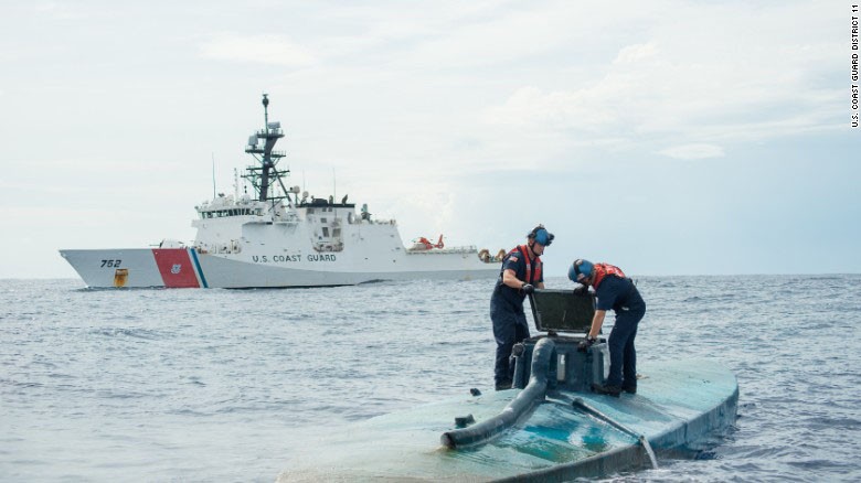 Lực lượng Tuần duyên Mỹ mở tàu ngầm nửa chìm 