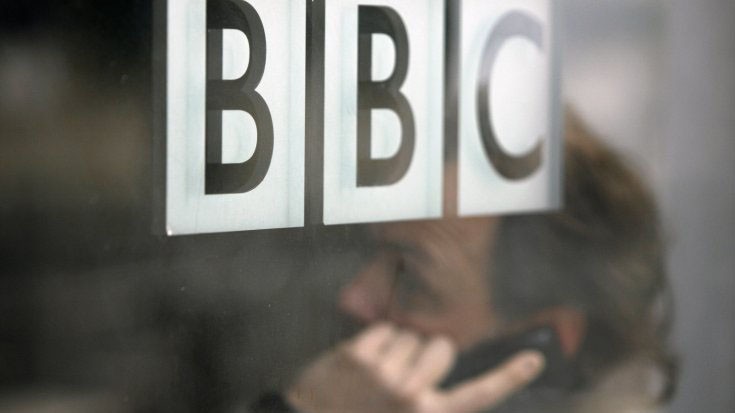 Hãng tin BBC vừa đình chỉ phát thanh viên Alex Dyke vì kì thị chuyện cho con bú nơi công cộng