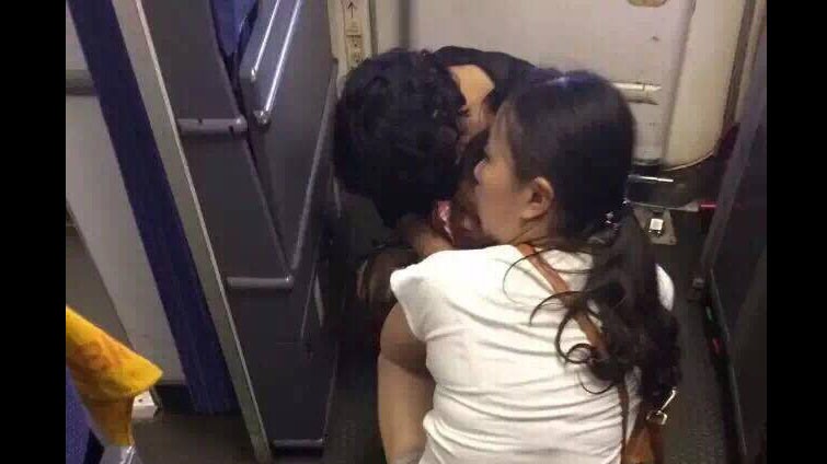 Cặp vợ chồng Trung Quốc thản nhiên cho con đi vệ sinh trong cabin máy bay