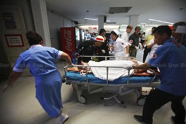 Một người bị thương trong vụ đánh bom ở Bangkok được đưa vào cấp cứu tại bệnh viện Chulalongkorn