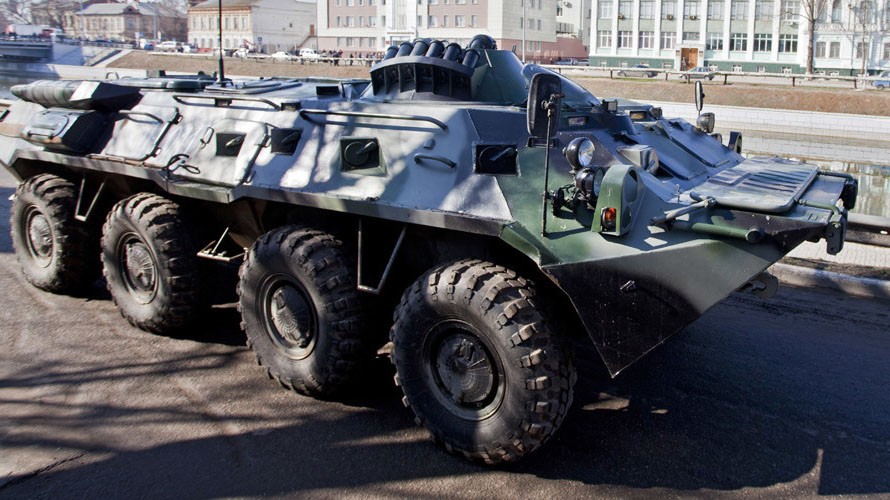 Hai quân nhân say rượu lái xe bọc thép làm loạn đường phố ở Chita, Siberia, Nga