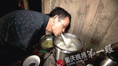 Anh Chen Xingyin dù không tay nhưng vẫn chăm mẹ già chu đáo