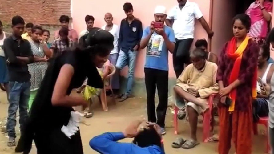 Cô gái trẻ Ấn Độ liên tục tát vào mặt kẻ sàm sỡ mặc áo xanh đang quỳ gối xin lỗi