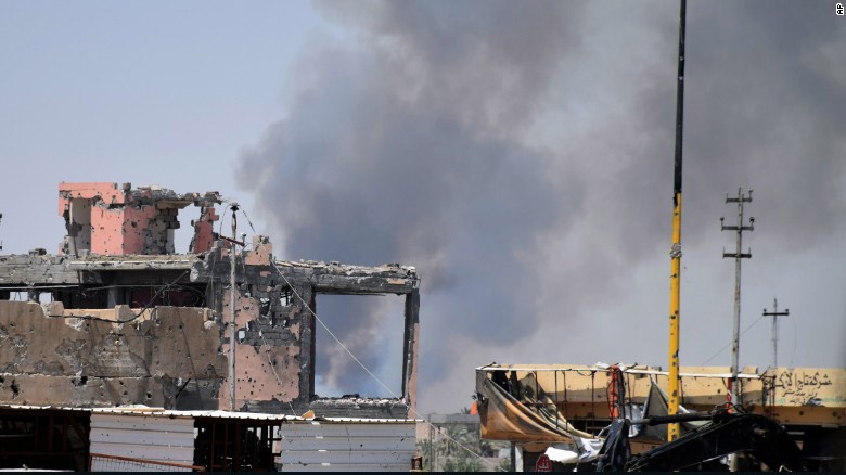 Khói bốc lên sau vụ không kích của liên quân chống IS vào Ramadi, Iraq
