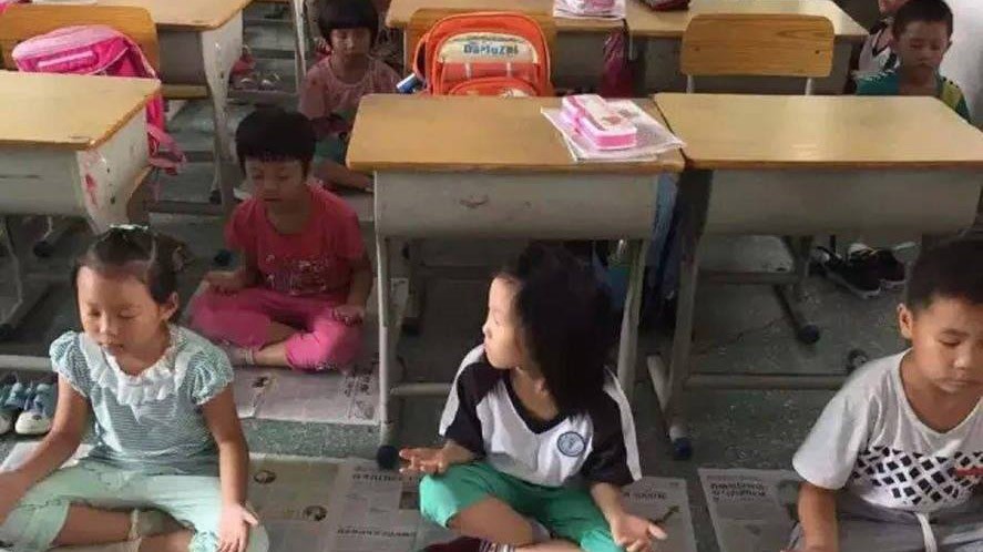 Thay vì ngủ trên giường sắt ở kí túc xá, các em học sinh tiểu học ở Quảng Đông, Trung Quốc sẽ ngồi thiền ngay trong lớp
