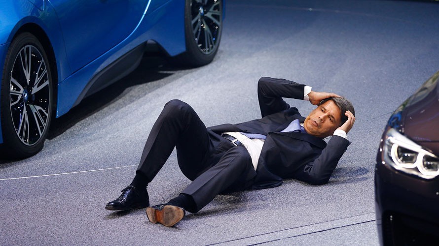 Ông Haral Kruger, CEO của BMW ngất khi đang phát biểu