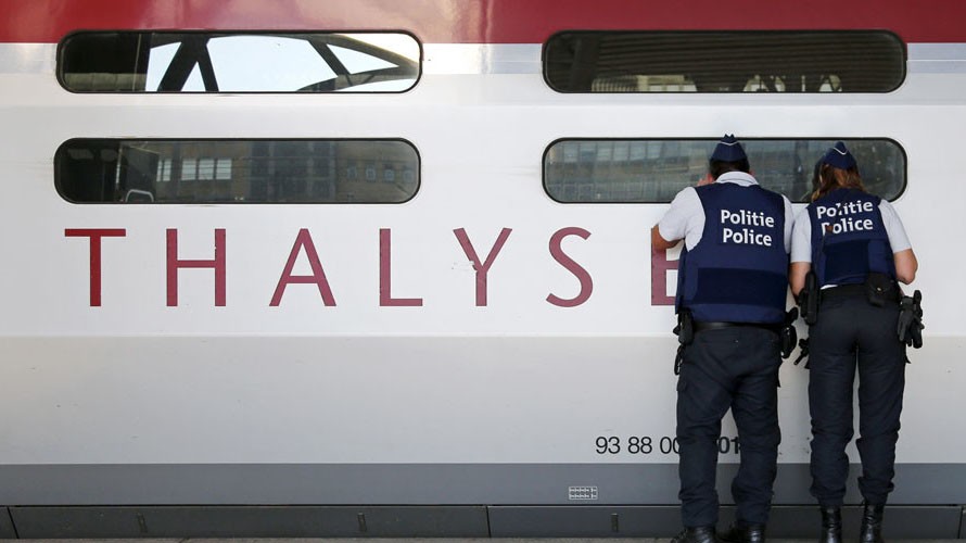 Kẻ ôm bom cố thủ trên tàu Thalys