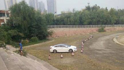 Chiếc xe đua màu trắng cán nát chân nữ sinh trong trường Đại học Jianzhu Sơn Đông